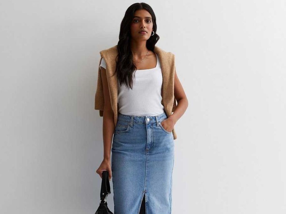 Los bolsos de los años 2000 están de vuelta y se combinan con jeans y faldas
