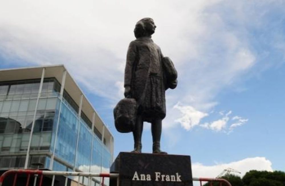 Ana Frank ya tiene su estatua en Buenos Aires