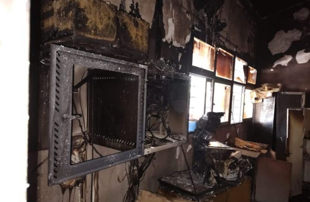 La escuela Juan Bautista Alberdi, de Lavalle, se vio afectada luego de un incendio que comenzó en un campo inculto colindante y que provocó que se prendiera fuego el techo de la institución. | Foto: gentileza