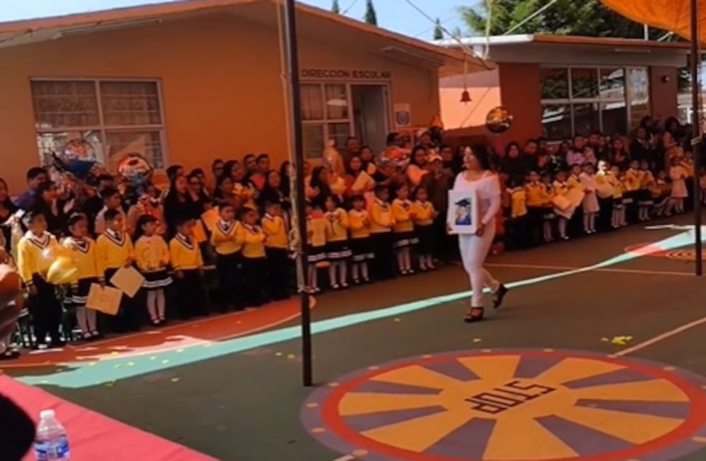 Yardil Turin recibió el diploma de su pequeño hijo en el acto de colación del jardín de infantes.