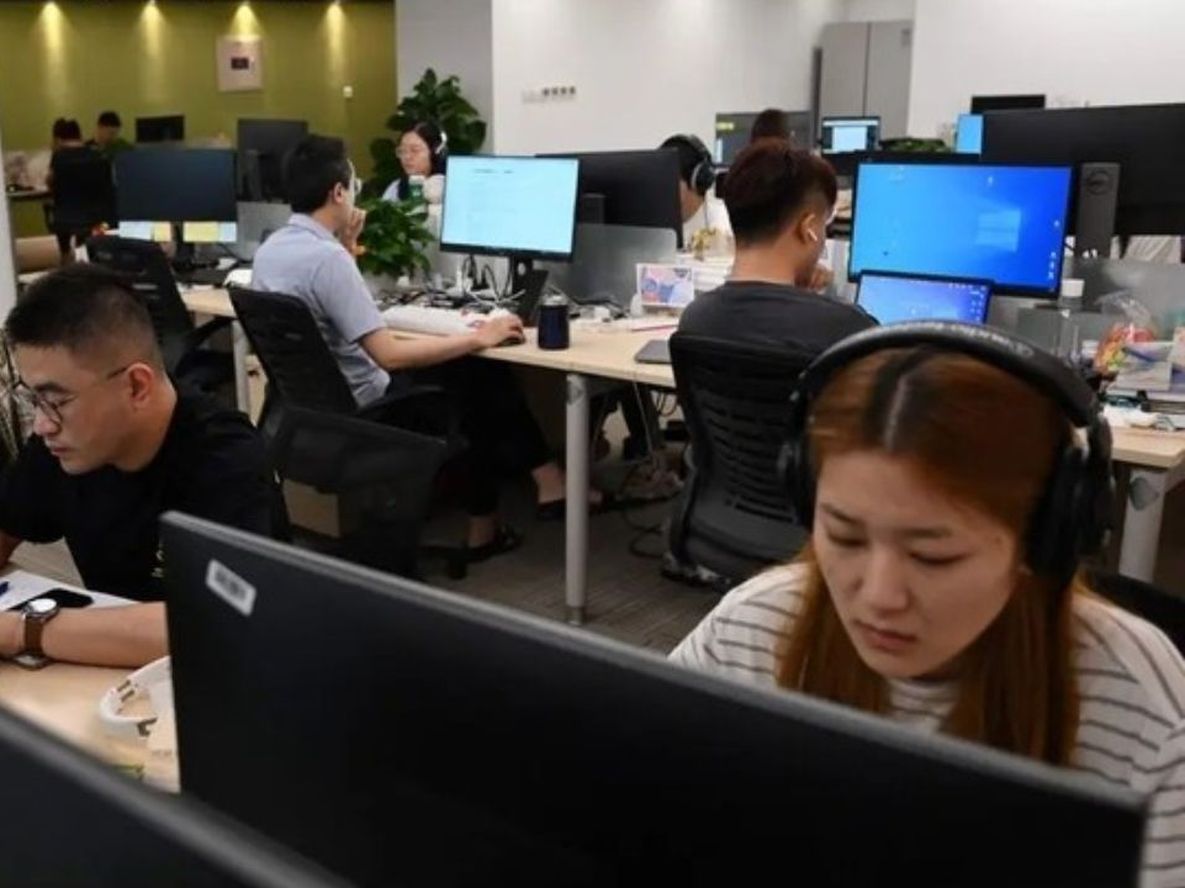 Un empresario de China ideó un negocio insólito: contratar personas para que “parezca” que trabajan.