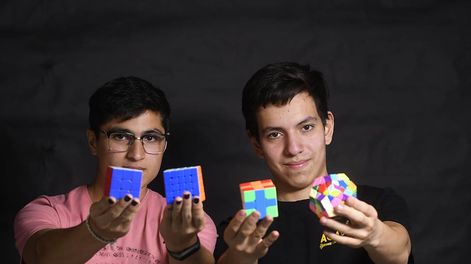 Los Andes | Gabriel Calderón y Jonathan Aroma son integrantes del Club Cuberos de Mendoza que se dedican a armar cubos Rubik. Foto: Marcelo Rolland / Los Andes
