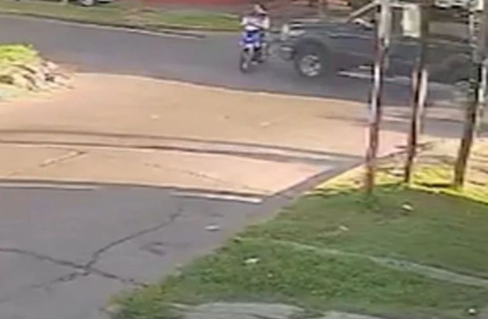 El hecho sucedió durante el domingo cuando la camioneta Ford F-100 atropelló a una mujer que conducía una motocicleta y se dio a la fuga, se entregó hoy según fuentes policiales.