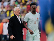 El entrenador de Francia no ocultó su descontento con las nuevas reglas FIFA: lo arruinan todo. El entrenador de Francia no ocultó su descontento con las nuevas reglas FIFA: lo arruinan todo.