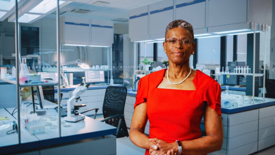 Llegó sin dinero a un refugio con tres hijas, se formó en nanotecnología y hoy revoluciona la medicina de precisión Llegó sin dinero a un refugio con tres hijas, se formó en nanotecnología y hoy revoluciona la medicina de precisión