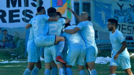 Los Andes | El Celeste festeja y no es para menos. Gana, lidera y sigue invicto: es firme candidato al título.