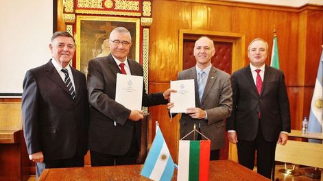 Los Andes | El secretario de Malvinas, Antártida y Atlántico Sur, Guillermo Carmona (tercero de izquierda a derecha), inauguró la Sala Malvinas, en la nueva Sede de la Embajada Argentina ante la Unión Europea, en Bruselas. / Cancillería.