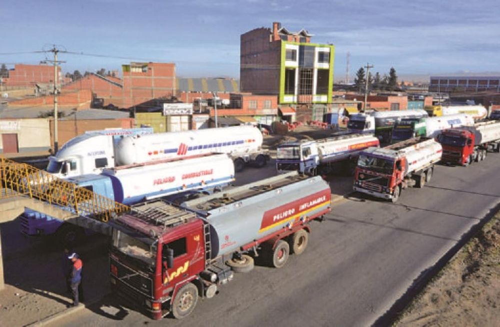 Camiones cisterna de combustible. Foto: Víctor Gutiérrez / Página Siete.
