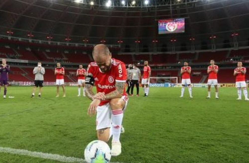 El ex River colgó los botines pero no descartó volver con otras funciones en Inter de Porto Alegre.