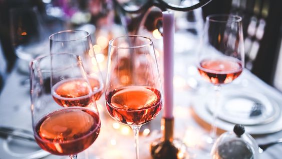 Una consultora internacional analiza a qué se debe el declive estructural del consumo de vino y cuáles son las oportunidades de crecimiento en este contexto
