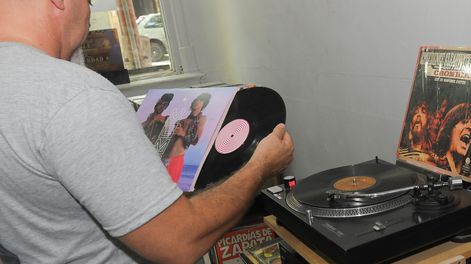 Furor por los vinilos, crece la cantidad de gente que compra y colecciona discos. Gastón Arro de Mellon Collie discos ordena los vinilos en su local. Foto: Marcelo Rolland / Los Andes