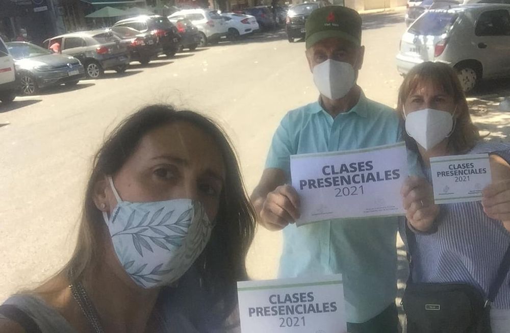 Una agrupación de padres lanzó una campaña para la vuelta de las clases presenciales.
