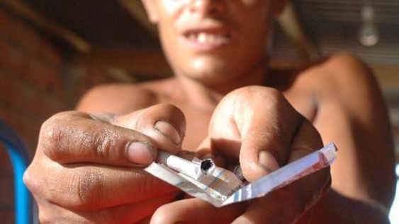 Aporte estatal a adictos: enseñar a pescar, una forma de autosuperación