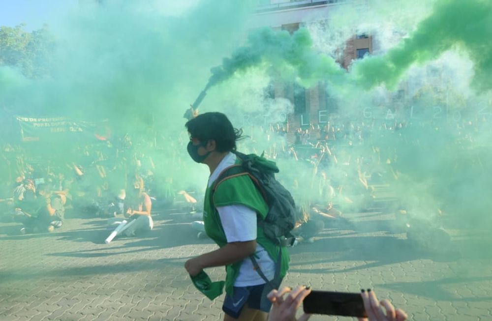 Mujeres mendocinas se reunieron frente a la Casa de Gobierno para apoyar el proyecto de Interrupción Voluntaria de Embarazo (IVE) - José Gutierrez