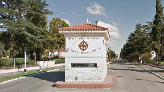 Sede. En la avenida Fuerza Aérea se encuentra la Escuela de Aviación Militar donde se forman los cadetes del arma nacional. (Captura/©Google Street View).