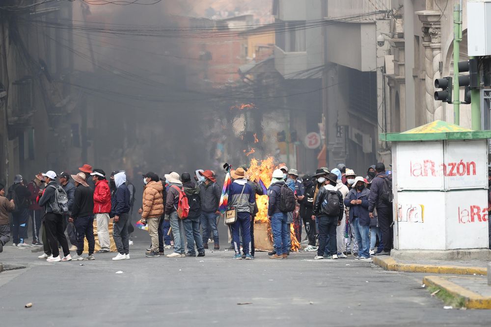 Manifestantes piden la renuncia del presidente de Bolivia, Rodrigo Paz