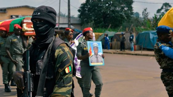 Un soldado del Batallón de Intervención Rápida (BIR) de Camerún escolta una ceremonia en honor a cuatro soldados muertos en un enfrentamiento en las regiones de habla inglesa del país, en Bamenda, en noviembre de 2017.