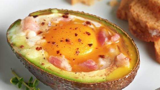 Palta rellena de huevo bacon