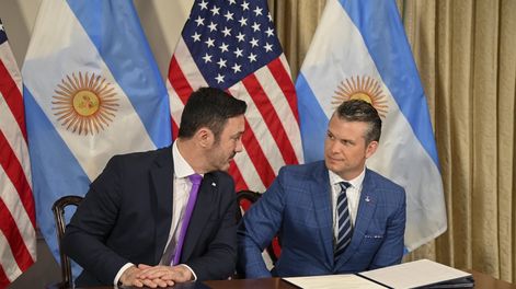 El mendocino Luis Petri junto al jefe del Pentágono Pete Hegseth, con quien firmó una carta de aceptación de vehículos militares.