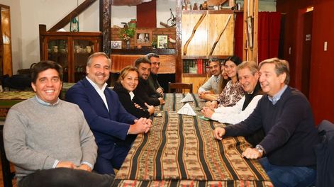Los Andes | La reunión en San Rafael convocó a varios dirigentes. El ex legislador Gustavo Valls; el intentende de Maipú, Matías Stevanato, la senadora Adriana Cano; el intendente de La Paz, Fernando Ubieta y el diputado Gustavo Perret se ubicaron a la izquierda. De