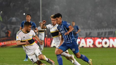 Los Andes | Impenetrable. Larrosa encara en inferioridad numérica ante Weigandt (17) y Rolón. El gran mérito de los pibes de Boca fue cortar todos los circuitos ofensivos del Tomba. / Mariana VillaFoto: Mariana Villa / Los Andes