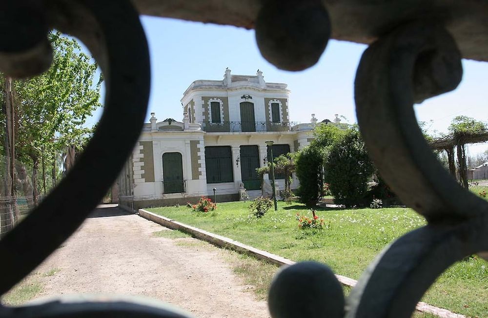 El chalet ubicado en calle Tirasso 2170 es uno de los edificios patrimoniales de Guaymallén. Allí vivió este bodeguero pionero, que trajo sus conocimientos sobre vitivinicultura desde Italia en 1882. Foto: Los Andes