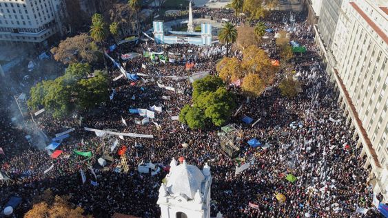 Cristina Kirchner le envió un mensaje a los militantes: No me dejan competir porque saben que pierden