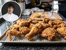 El chef propone que lo ideal es servir el pollo inmediatamente después de freírlo.