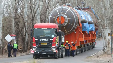  Tras haber detenido su marcha rumbo a refinería de YPF el sábado, a la espera de autorizaciones para cruzar un puente en la ruta 7 por parte de Vialidad Nacional, hoy se dispuso moverlo del lugar donde se encuentra 