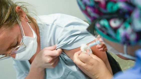 En total, se han aplicado 107.542 dosis de Sputnik V en la Argentina desde el 29 de diciembre que comenzó la campaña. - Orlando Pelichotti / Los Andes