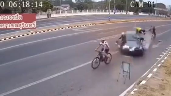 El 10 de marzo, alrededor de las 6:20 de la mañana, residentes que transitaban por una autopista del distrito de Mueang, provincia de Surin, alertaron al Centro de Radio de Rescate sobre un fatal accidente frente a la Universidad Tecnológica de Rajamangala. Foto: Captura video