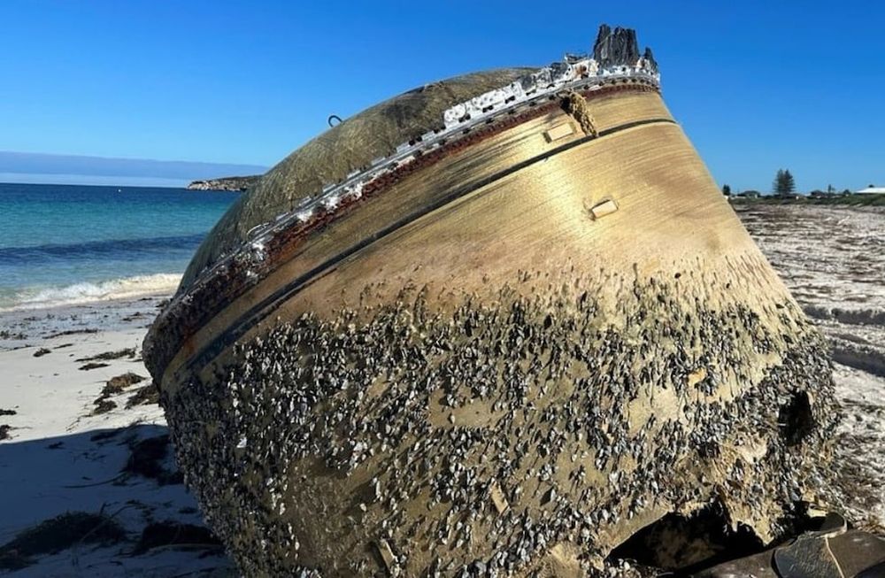 Hallaron un misterioso objeto metálico en una playa de Australia Occidental y despertó todo tipo de especulaciones. Foto: Gentileza Clarín.