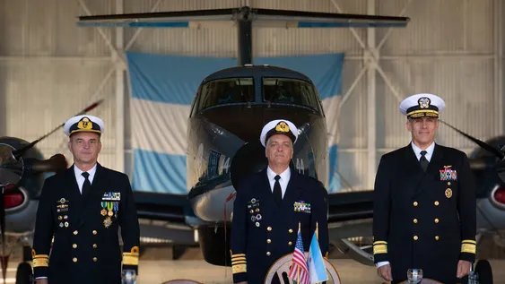 El contraalmirante Carlos Sardiello (de la Cuarta Flota de los Estados Unidos) y el Almirante Juan Carlos Romay (Jefe del Estado Mayor General de la Armada Argentina)&nbsp;