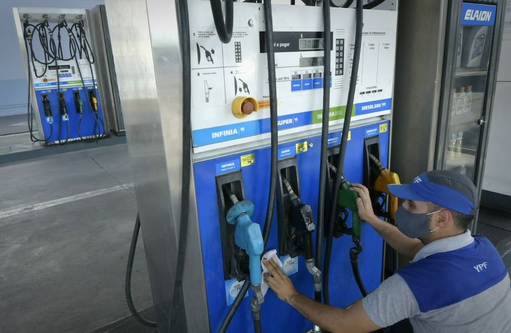 Los trabajadores de la educación y de la salud podrán obtener descuento a la hora de cargar combustibles. Foto  : Orlando Pelichotti/ Los Andes