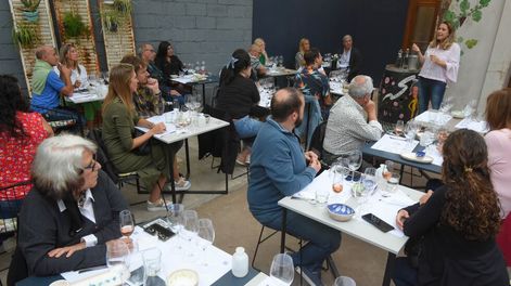 Tatiana Nessier guió de manera didáctica la degustación. - José Gutiérrez / Los Andes