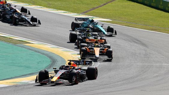 AME3783. SAO PAULO (BRASIL), 05/11/2023.- El británico Lando Norris (i) de McLaren, el holandés Max Verstappen (c) de Red Bull Racing y el español Fernando Alonso (d) de Alpine celebran hoy, al final del Gran Premio de Brasil de Fórmula 1, en el circuito de Interlagos, en Sao Paulo (Brasil). EFE/ Sebastiao Moreira