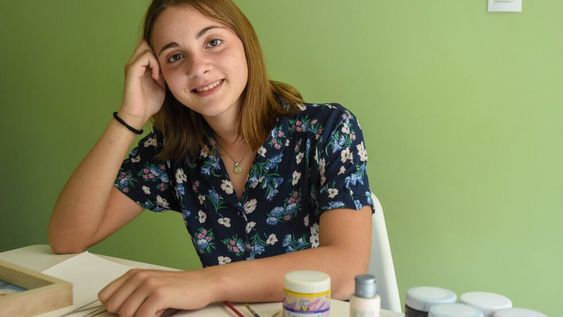 Valentina Smon (13) escribió un cuento a partir de la premisa propuesta, y se inspiró en vivencias con su abuelo. Foto: Mariana Villa / Los Andes.