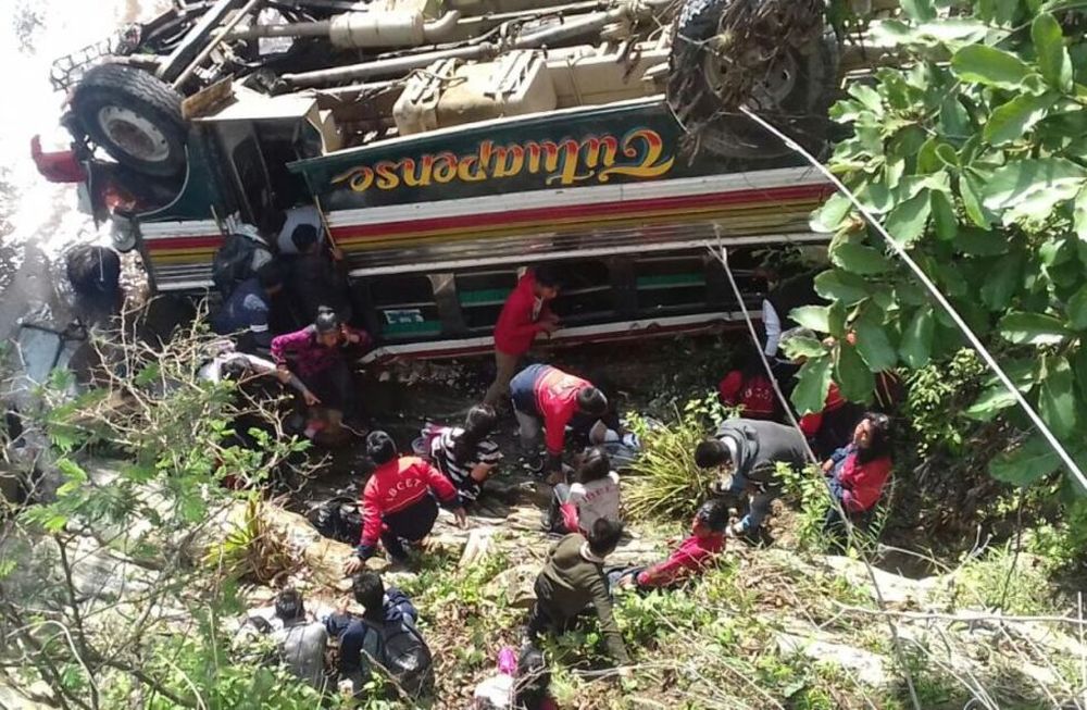 Más tragedia en Guatemala: se desbarrancó un bus con niños y hay al menos 8 muertos