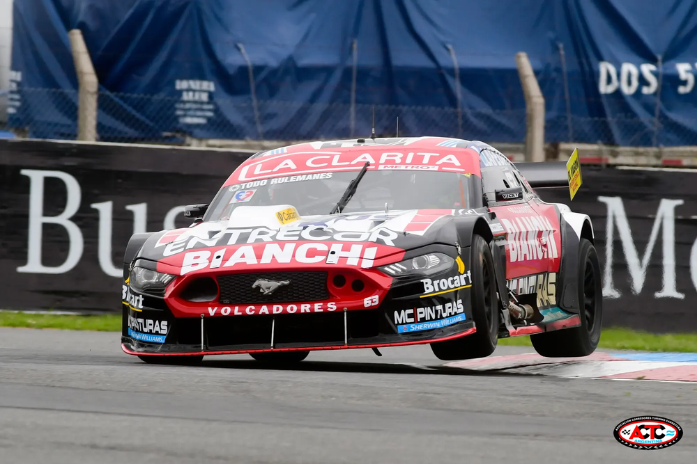 En Rosario se corre la décimo tercera fecha del campeonato de Turismo Carretera.
