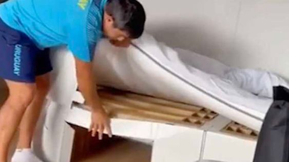 Diego Chiriff, entrenador del equipo de natación de Uruguay, intentó el desafío al que se sumaron varios deportistas para comprobar la resistencia de las camas de cartón y la quebró. / Gentileza.