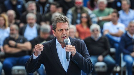 La CGT, las dos CTA y movimientos sociales se movilizan hacia la Plaza del Congreso para celebrar la sanción de la ley que modifica el impuesto a las Ganancias, para expresar su apoyo a las últimas medidas económicas tomadas por el Gobierno, en un acto en el que el ministro de Economía y candidato a presidente Sergio Massa será el único orador. (Télam)