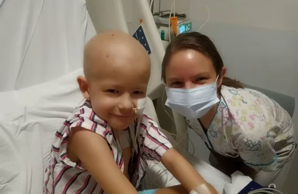 Después de consultar con su pediatra y someterse a diversos estudios, a Ítalo le diagnosticaron leucemia derivada de un linfoma intestinal. El proceso de tratamiento duró casi 160 días. Hoy en día la familia se pone a disposición para quienes necesiten consejos y ayuda.