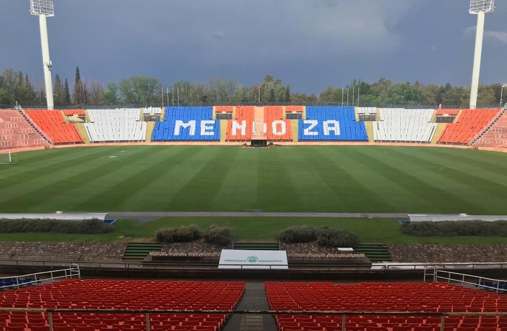 Así luce el césped del estadio Malvinas Argentinas tras la fuerte tormento que azotó a la Ciudad de Mendoza. / Gentileza.