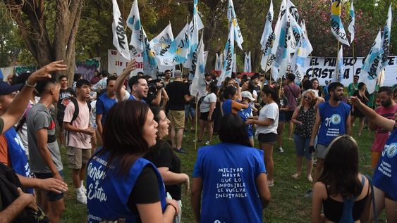 Vigilia de La Cámpora a la espera de los fundamentos de la condena a Cristina Kirchner