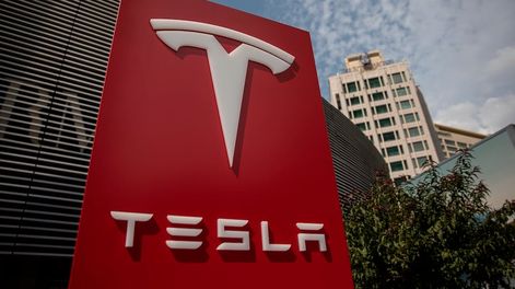 Tesla busca trabajadores en Argentina. Foto: EFE/ Roman Pilipey/Archivo