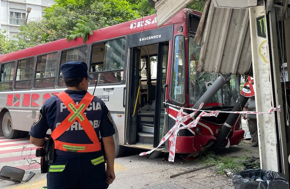 Córdoba: un colectivo sin chofer embistió a dos personas e impactó contra un quiosco sobre bulevar Chacabuco e Illia. (Pedro Castillo / La Voz)