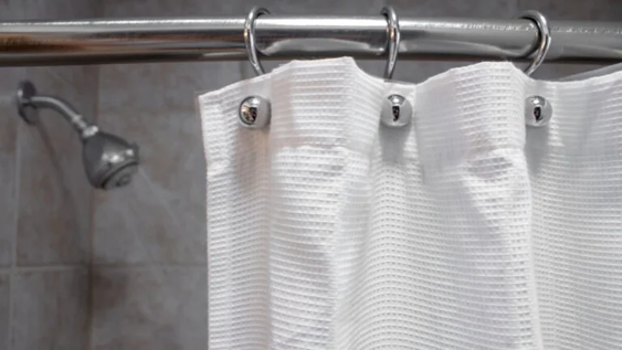 Los 3 trucos ideales para quitar los hongos de las cortinas del baño. Imagen ilustrativa / Los Andes