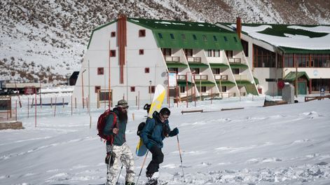 Los Andes | Penitentes, MendozaLa montaña mendocina poco a poco se va vistiendo de blanco, turistas y esquiadores disfrutan de las primeras nevadas en alta montaña.Carlos Migno y Jose Maria Quiroga se preparan para hacer esqui fuera de pista.Foto: Ignacio Blanco