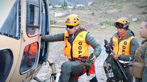 Esta mañana comenzó el operativo para bajar los cuerpos de los argentinos y culminó a primeras horas de la tarde. Foto: Carabineros de Chile
