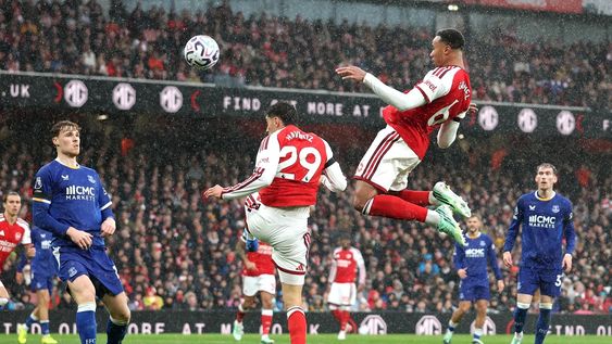 Arsenal derrotó al Everton y aprovechó la caída del Manchester City para compartir la cima de la Premier League.